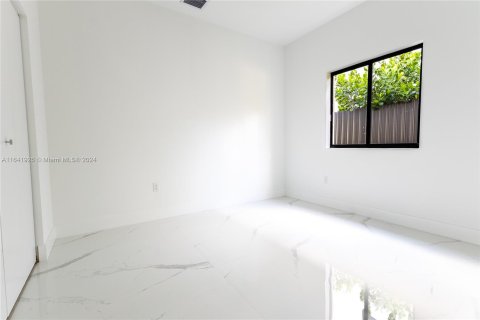 Villa ou maison à vendre à Miami, Floride: 4 chambres, 185.8 m2 № 1321381 - photo 11