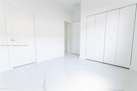 Casa en venta en Miami, Florida, 4 dormitorios, 185.8 m2 № 1321381 - foto 19