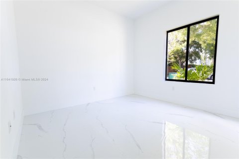 House in Miami, Florida 4 bedrooms, 185.8 sq.m. № 1321381 - photo 15