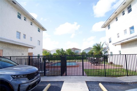 Copropriété à vendre à Coral Springs, Floride: 2 chambres, 102.19 m2 № 1160517 - photo 2