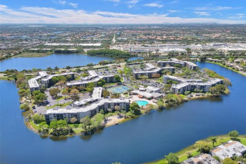 Condo in Pembroke Pines, Florida, 1 bedroom  № 1100924 - photo 1