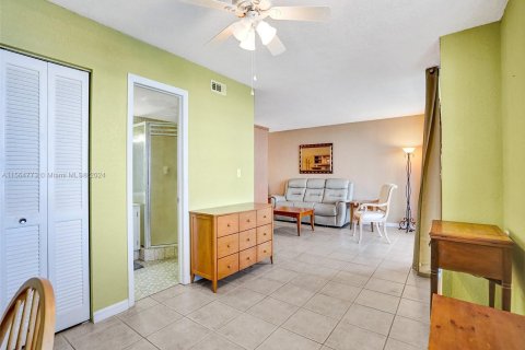 Condo in Pembroke Pines, Florida, 1 bedroom  № 1100924 - photo 10