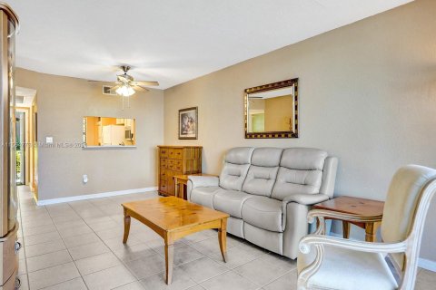 Condo in Pembroke Pines, Florida, 1 bedroom  № 1100924 - photo 9