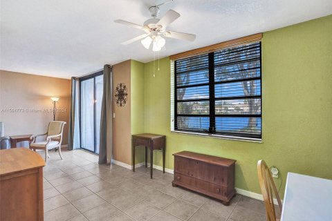 Condo in Pembroke Pines, Florida, 1 bedroom  № 1100924 - photo 11