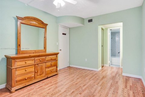 Condo in Pembroke Pines, Florida, 1 bedroom  № 1100924 - photo 6