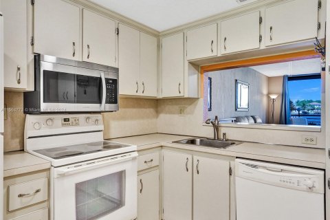 Condo in Pembroke Pines, Florida, 1 bedroom  № 1100924 - photo 23