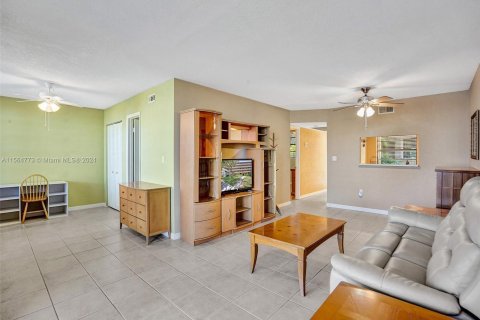 Condo in Pembroke Pines, Florida, 1 bedroom  № 1100924 - photo 4