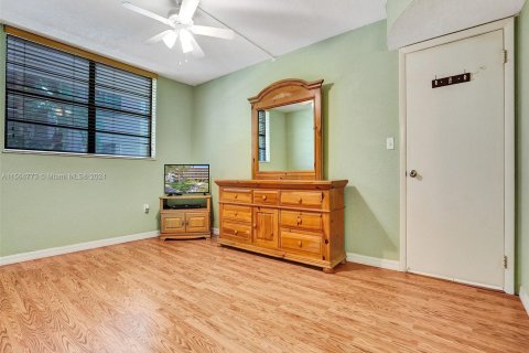 Condo in Pembroke Pines, Florida, 1 bedroom  № 1100924 - photo 14