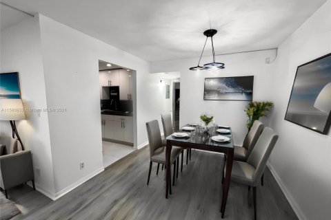 Condo in Pembroke Pines, Florida, 1 bedroom  № 1159260 - photo 8