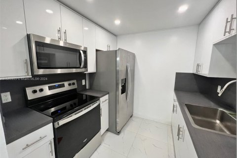 Condominio en venta en Pembroke Pines, Florida, 1 dormitorio, 75.34 m2 № 1159260 - foto 1