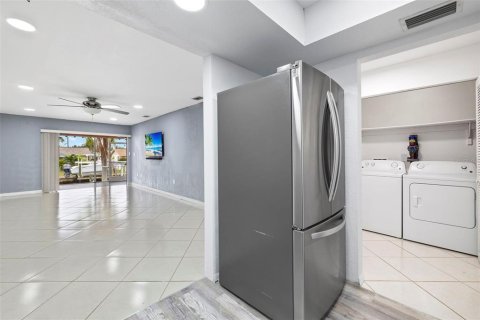 Dúplex en venta en Punta Gorda, Florida, 2 dormitorios, 102.66 m2 № 969071 - foto 9