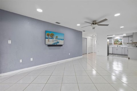 Duplex in Punta Gorda, Florida 2 bedrooms, 102.66 sq.m. № 969071 - photo 13