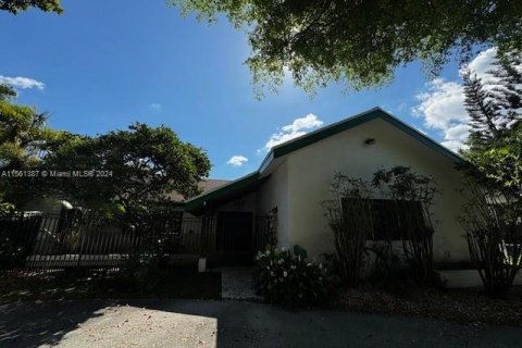 Casa en venta en Pinecrest, Florida, 3 dormitorios, 275.73 m2 № 1101008 - foto 1