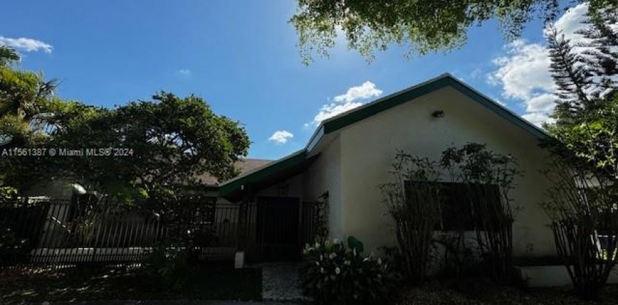 House in Pinecrest, Florida 3 bedrooms, 275.73 sq.m. № 1101008