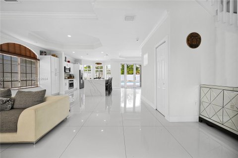 Casa en venta en Miami, Florida, 5 dormitorios, 242.66 m2 № 1410567 - foto 9