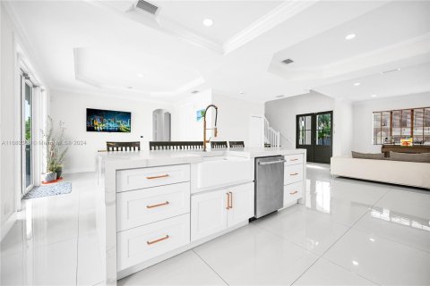 Casa en venta en Miami, Florida, 5 dormitorios, 242.66 m2 № 1410567 - foto 19