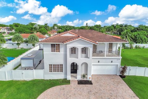 Casa en venta en Miami, Florida, 5 dormitorios, 242.66 m2 № 1410567 - foto 1