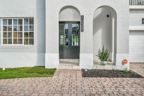 Casa en venta en Miami, Florida, 5 dormitorios, 242.66 m2 № 1410567 - foto 8