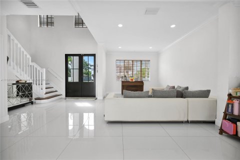 Casa en venta en Miami, Florida, 5 dormitorios, 242.66 m2 № 1410567 - foto 14