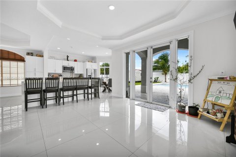 Casa en venta en Miami, Florida, 5 dormitorios, 242.66 m2 № 1410567 - foto 21