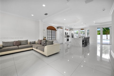 Casa en venta en Miami, Florida, 5 dormitorios, 242.66 m2 № 1410567 - foto 10