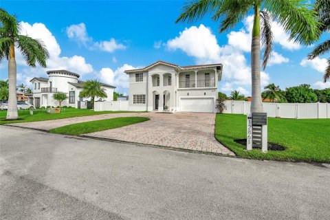 Casa en venta en Miami, Florida, 5 dormitorios, 242.66 m2 № 1410567 - foto 4