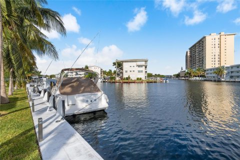 Villa ou maison à vendre à Hallandale Beach, Floride: 6 chambres, 557.51 m2 № 1410607 - photo 12