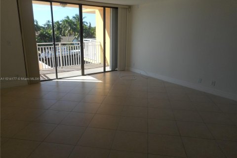 Condominio en venta en North Miami, Florida, 1 dormitorio, 83.15 m2 № 947748 - foto 3