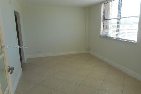 Condominio en venta en North Miami, Florida, 1 dormitorio, 83.15 m2 № 947748 - foto 8