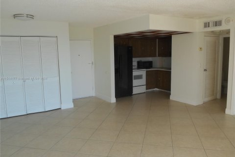 Condominio en venta en North Miami, Florida, 1 dormitorio, 83.15 m2 № 947748 - foto 7