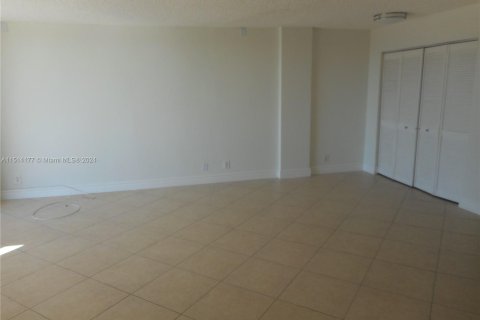 Condominio en venta en North Miami, Florida, 1 dormitorio, 83.15 m2 № 947748 - foto 13