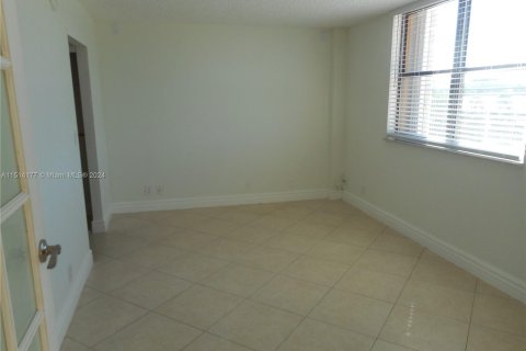 Condominio en venta en North Miami, Florida, 1 dormitorio, 83.15 m2 № 947748 - foto 9