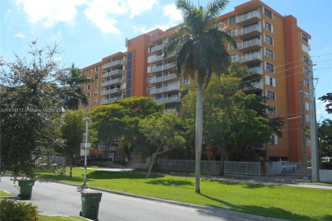 Condominio en venta en North Miami, Florida, 1 dormitorio, 83.15 m2 № 947748 - foto 2