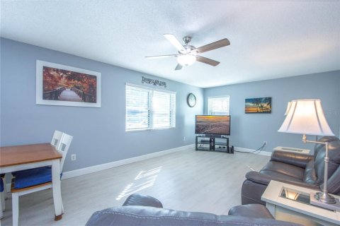 Condo in Saint Petersburg, Florida, 2 bedrooms  № 1307395 - photo 4