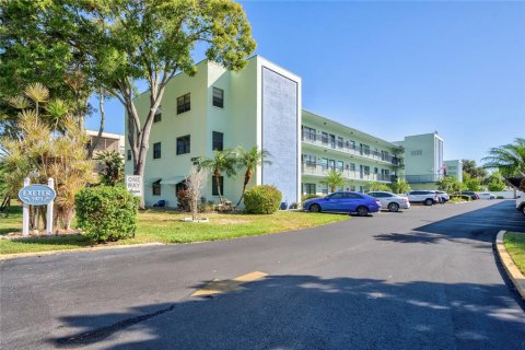 Condo in Saint Petersburg, Florida, 2 bedrooms  № 1307395 - photo 1