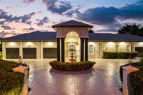 Villa ou maison à vendre à Davie, Floride: 9 chambres, 521.46 m2 № 1185769 - photo 1