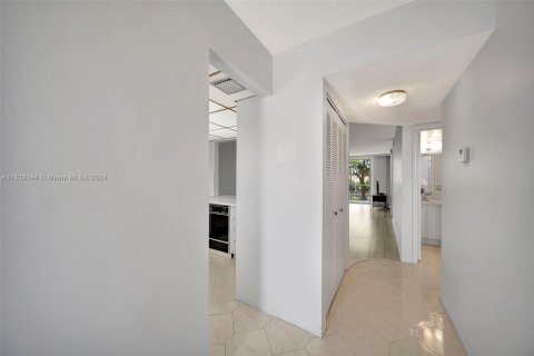 Condo in Sunrise, Florida, 2 bedrooms  № 1311071 - photo 11