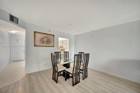 Copropriété à vendre à Sunrise, Floride: 2 chambres, 107.95 m2 № 1311071 - photo 15