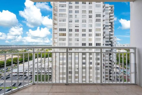 Condo in Aventura, Florida, 2 bedrooms  № 1229037 - photo 25