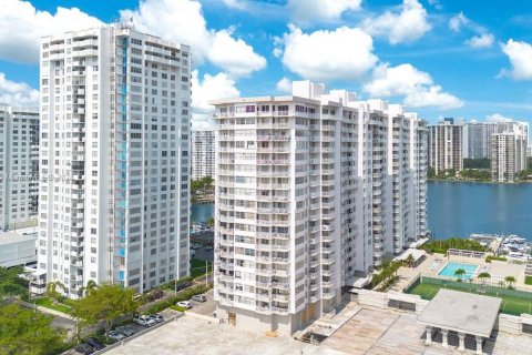 Condo in Aventura, Florida, 2 bedrooms  № 1229037 - photo 23