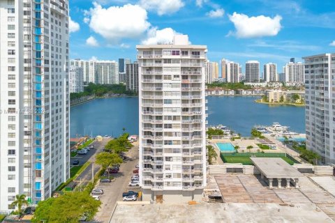 Condo in Aventura, Florida, 2 bedrooms  № 1229037 - photo 24