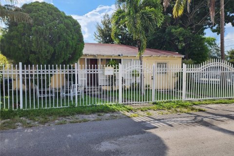 Casa en venta en Miami, Florida, 4 dormitorios, 107.86 m2 № 1368780 - foto 1