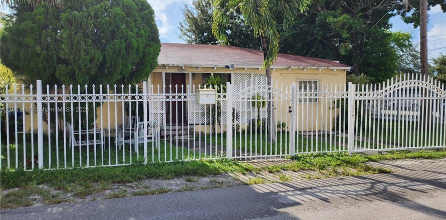 House in Miami, Florida 4 bedrooms, 107.86 sq.m. № 1368780