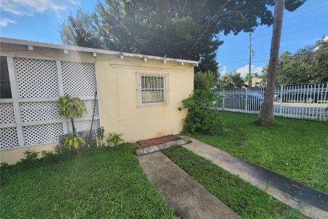 House in Miami, Florida 4 bedrooms, 107.86 sq.m. № 1368780 - photo 6