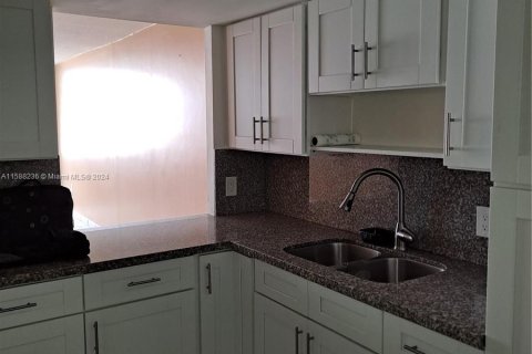 Condominio en venta en Miami, Florida, 1 dormitorio, 79.99 m2 № 1177725 - foto 2