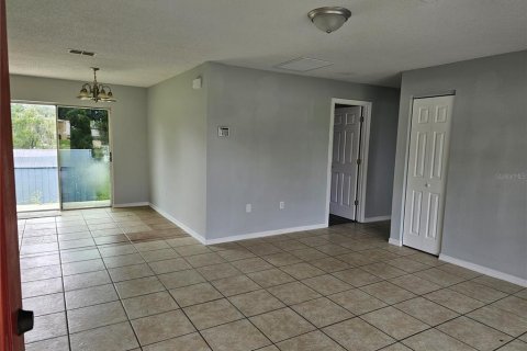 House in Dade City, Florida 5 bedrooms, 154.59 sq.m. № 1363624 - photo 2