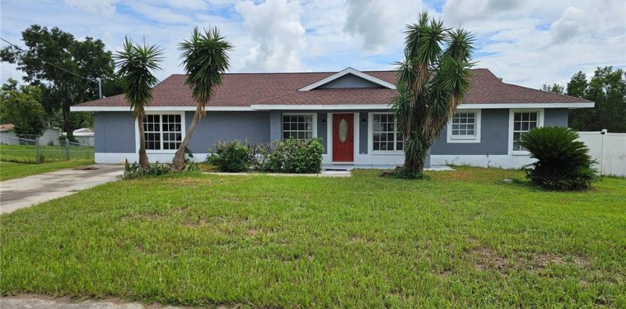 House in Dade City, Florida 5 bedrooms, 154.59 sq.m. № 1363624