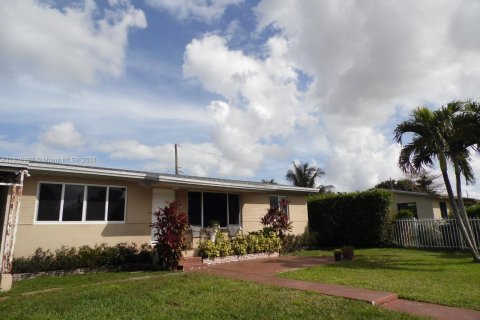 Casa en venta en Miami Gardens, Florida, 3 dormitorios, 115.94 m2 № 1240127 - foto 2