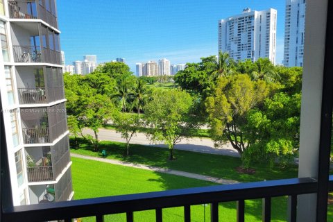 Condo in Aventura, Florida, 2 bedrooms  № 1240126 - photo 8