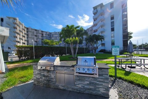 Condo in Aventura, Florida, 2 bedrooms  № 1240126 - photo 17